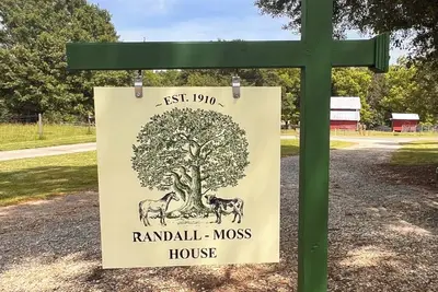 Image de 2-bedroom farmhouse in tranquil Shelby with cozy charm