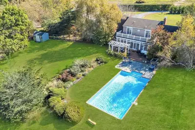 Image de Luxury Country Southampton Estate with Heated Pool and Expansive Grounds