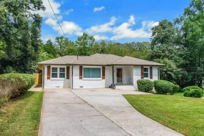 Image de Stylish 4 bed, 3 bath Home Close To Airport