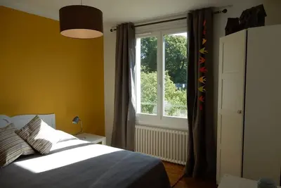 Image de Maison avec jardin, proche des commerces, à 4 km de la mer. Animaux acceptés.