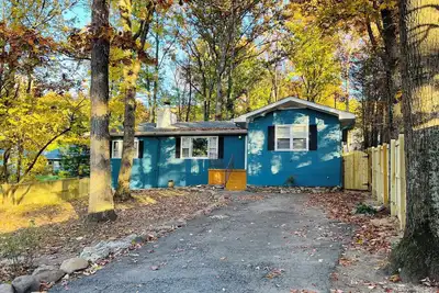 Image de Mountain Lake Retreat of Harpers Ferry; Hot Tub-Fenced Yard-Firepit-Winery-Beach