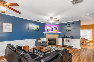 Image de 4 - Bed home, w/ Cali King Bed - 12 mins. to Dtwn