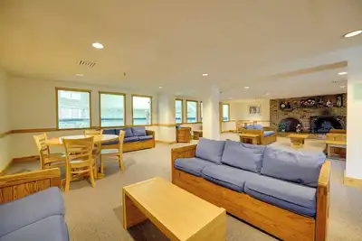 Image de Ski in-Ski out condo w/pool hot tub & sauna! Sleeps 5!