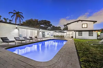 Image de Villa Greyon: Chic 8br/6ba, Heated Pool Retreat, Sleeps 18! Stylish Group Escape