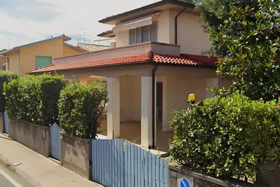 Image de Cottage with large patio and bike path that connects directly to the waterfront