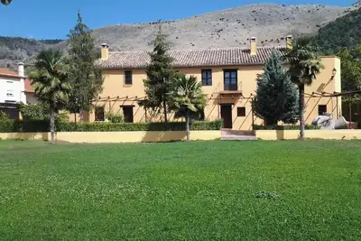 Image de Rustic and cozy room with private bathroom, double bed and garden view.