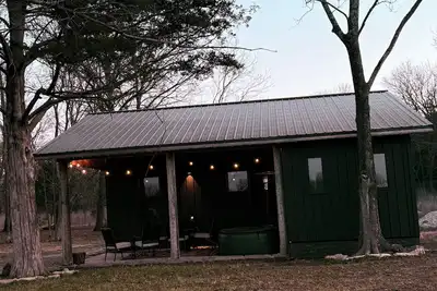 Image de Unplug & Unwind: Private Country Cabin Escape with Hot Tub & Private Deck