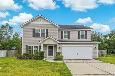 Image de Welcome to newer home ideally located within walking distance of downtown Rincon