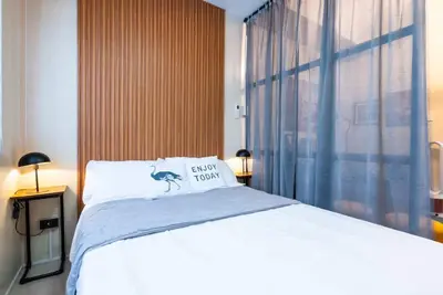 Image de Newly Renovated Modern Industrial 1 Br Walk to Moa, 15 minutes to Naia!