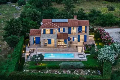 Image de Romantische Villa mit Meerblick, Pool und Jacuzz by Interhome