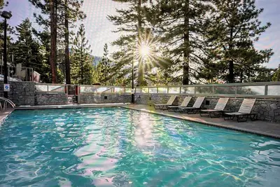 Image de Lake Tahoe Resort in/out swimming. Private Grills, tennis, sauna, etc.