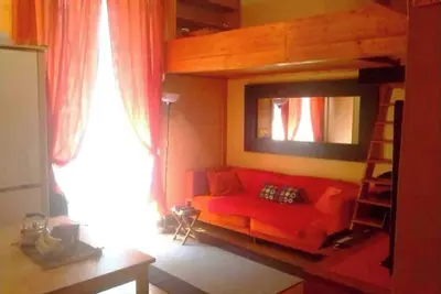 Image de Wooden loft with balcony (metro and services under the house) sleeps 4
