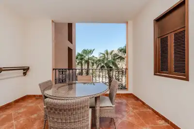 Image de Elegant Deluxe Suite with Modern Comforts & Resort‑Style Amenities.