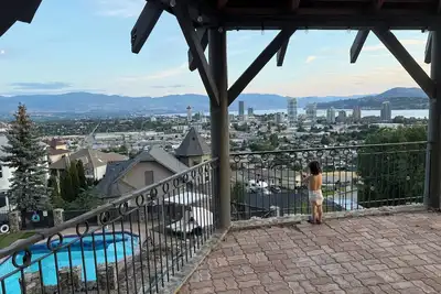 Image de Luxury Knox Mountain Retreat Overlooking Downtown Kelowna And Okanagan Lake