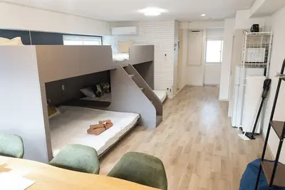 Image de 301-Natural Wood Room｜8 ppl |Custom Queen Bunk Beds｜ Golden Gai & Kabukicho|40㎡
