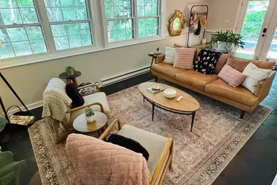 Image de Charming 2-bedroom retreat nestled in the pines on a pond. 15 minutes from \nUNC