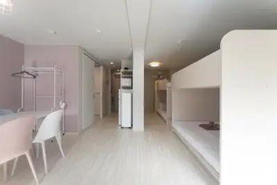 Image de 302-Pastel Room｜8 ppl | Custom Queen Bunk Beds｜Golden Gai & Kabukicho | 40㎡