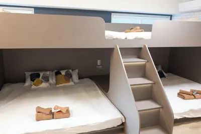 Image de 501-Natural Wood Room｜8 ppl |Custom Queen Bunk Beds |Golden Gai & Kabukicho|40㎡