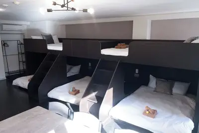Image de 502-black Cool Room｜10 ppl | Custom Queen Bunk Beds | Golden Gai & Kabukicho|42㎡