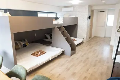 Image de 601-Natural Wood Room｜8 ppl |Custom Queen Bunk Beds｜ Golden Gai & Kabukicho|40㎡