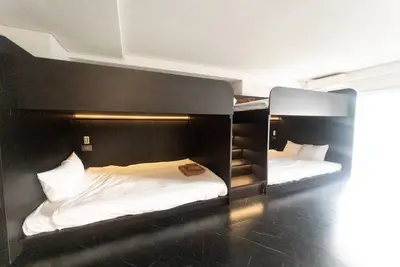 Image de 602-Black Cool Room｜8 ppl | Custom Queen Bunk Beds｜Golden Gai & Kabukicho|42㎡
