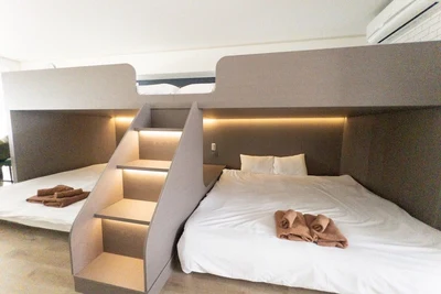 Image de 701-Natural Wood Room｜8 ppl |Custom Queen Bunk Beds｜Golden Gai & Kabukicho|40㎡
