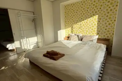 Image de 702-Yellow Flower Room｜4 ppl | Queen Beds ｜Golden Gai & Kabukicho|40㎡