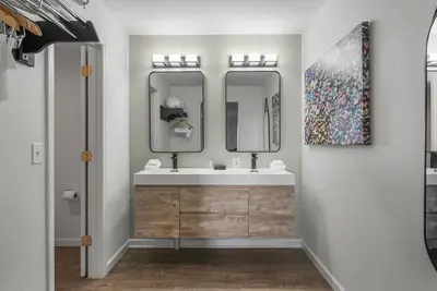 2 Queen Beds, Partial Lake View