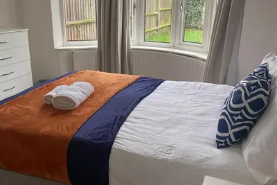 Image de Modern 4-Bed Home – Ideal for Groups– Free Parking