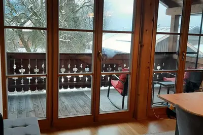 Image de Sunny top-floor apartment with panoramic balcony & mountain views