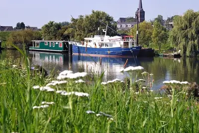 Image de Modern Retreat with Free Ev Charging, and On-Site Restaurant Near Autotron