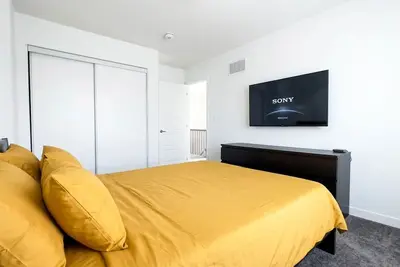 Image de Bedroom (Queen bed) within shared space