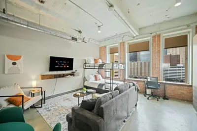 Image de Stylish Downtown Stay | Pool, Gym, Valet Parking
