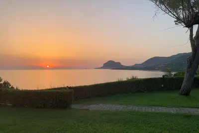 Image de In a stately setting on the gulf of Mazzaforno/Cefalù is located villa \"Azzurra\"