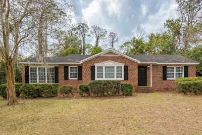 Image de Best Location in Bainbridge. Renovated 3br Retreat