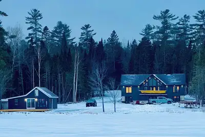 Image de Cozy 2-bedroom lakeside cabin with direct trail access