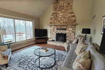 Image de Charming 3-bedroom farmhouse with large front and back decks. Fenced in backyard