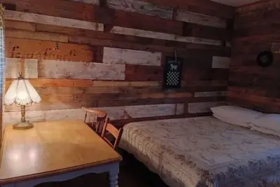 Image de Couple's Getaway Camping Cabin with 5-Bathroom Bath House Nearby, Pets Welcome