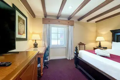 Image de Pet-Friendly Historic Getaway w/ Outdoor Pool, Hot Tub, Grill & Gym Access