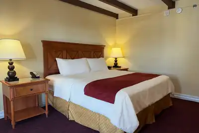 Image de Scenic Riverside Escape with 2 Outdoor Pools & Hot Tub | Downtown Accessible