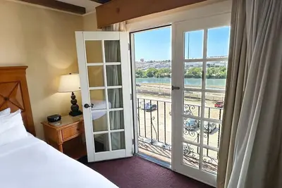 Image de Premier Riverfront Retreat w/ Hot Tub, Grill, Pool & Steps to Historic Downtown