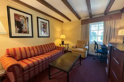 Image de Upscale King Suite with Two Outdoor Pool, Hot Tub & Grill Near Historic Downtown