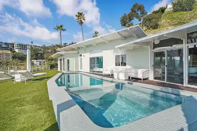 Skyline Sanctuary: Hollywood Hills Architectural Gem & Pool