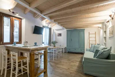 Image de Comfortable mezzanine apartment of approximately 35 square meters, accommodating up to four people, located on the first floor of a building without an elevator. The property is located in Visgnola, a quiet hamlet of Bellagio, one of Lake Como's most reno
