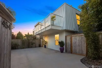 Image de 3 bed home next to Google! All new everything in an open space like no other!