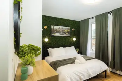 Image de Quiet & Walkable - Stampede, Bmo, Nightlife & Eats! Green Theme!