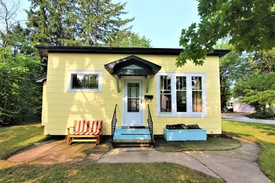 Image de New Listing: perfect location, Sunshine Cottage, a cute little gem in Lakeside!