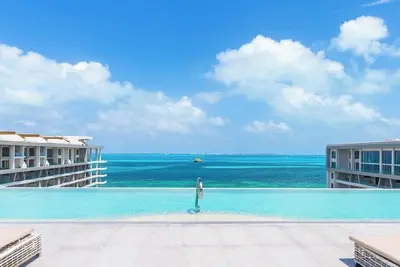 Image de 3-bedroom 3-story loft with rooftop hot tub in Cancun