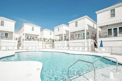 Image de 2 Beach Homes, Sleeps 20, Pool, Walk 2 Beach