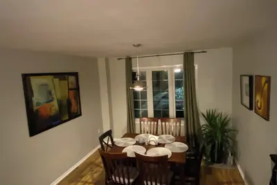 Image de Cozy 4-bedroom townhome steps to the lake, close to restaurants and the beach